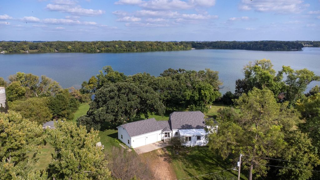 11742 Sunset Circle, Hutchinson, MN 55350