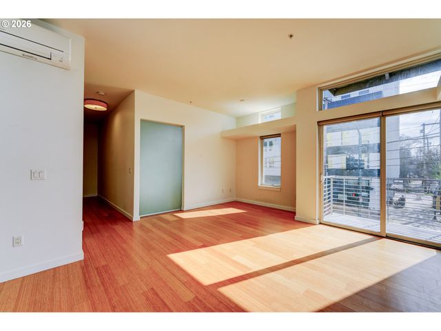 1455 N KILLINGSWORTH St 211, Portland, OR 97217