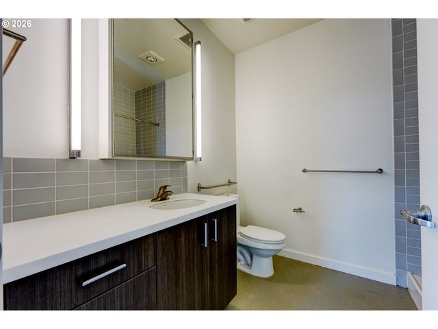 1455 N KILLINGSWORTH St 211, Portland, OR 97217