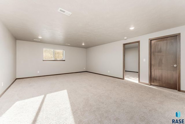 704 N Independent St Street, Lennox, SD 57039