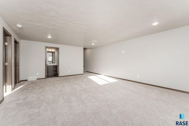 704 N Independent St Street, Lennox, SD 57039