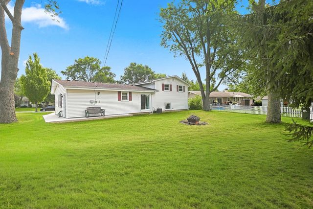 352 Sioux Lane, Carol Stream, IL 60188