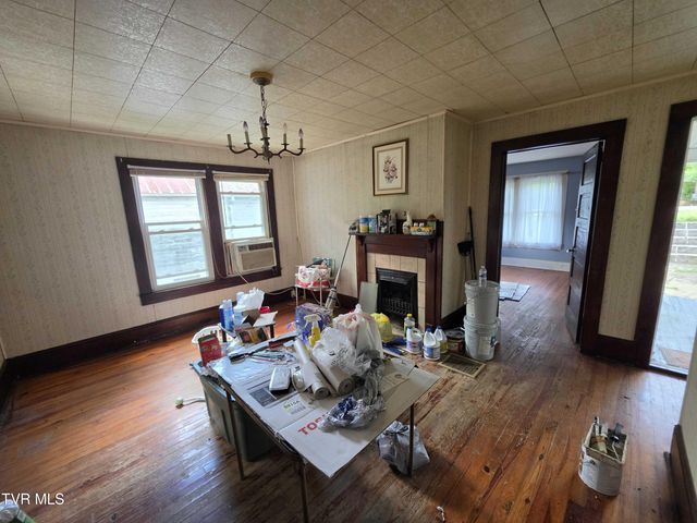 1043 West Jackson Street, Gate City, VA 24251