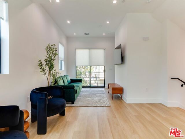 2817 S Redondo Boulevard, Los Angeles, CA 90016