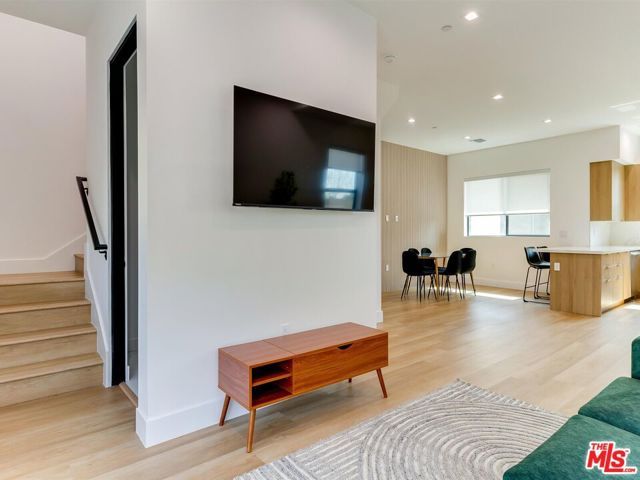 2817 S Redondo Boulevard, Los Angeles, CA 90016