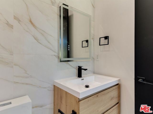 2817 S Redondo Boulevard, Los Angeles, CA 90016