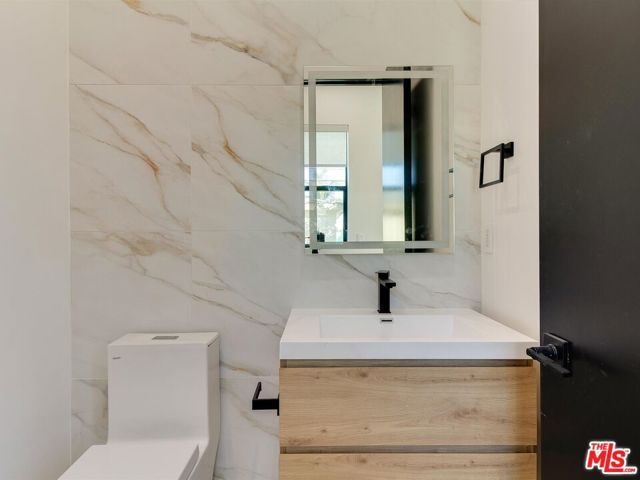 2817 S Redondo Boulevard, Los Angeles, CA 90016