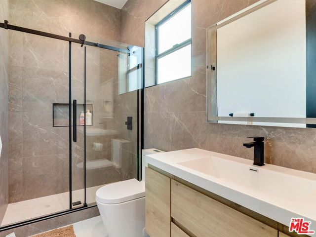 2817 S Redondo Boulevard, Los Angeles, CA 90016