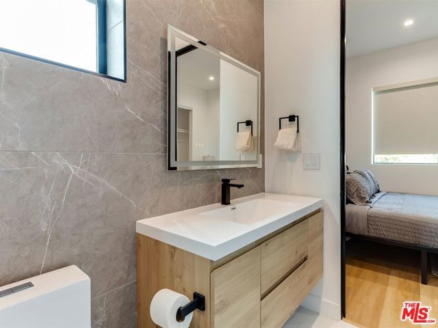 2817 S Redondo Boulevard, Los Angeles, CA 90016