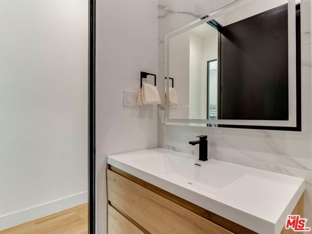 2817 S Redondo Boulevard, Los Angeles, CA 90016