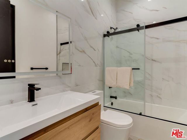 2817 S Redondo Boulevard, Los Angeles, CA 90016