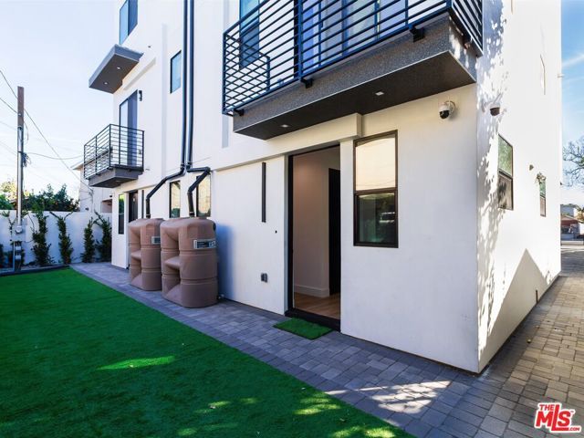 2817 S Redondo Boulevard, Los Angeles, CA 90016