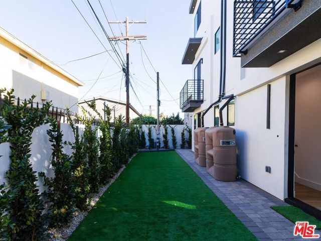 2817 S Redondo Boulevard, Los Angeles, CA 90016