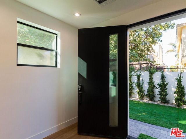 2817 S Redondo Boulevard, Los Angeles, CA 90016