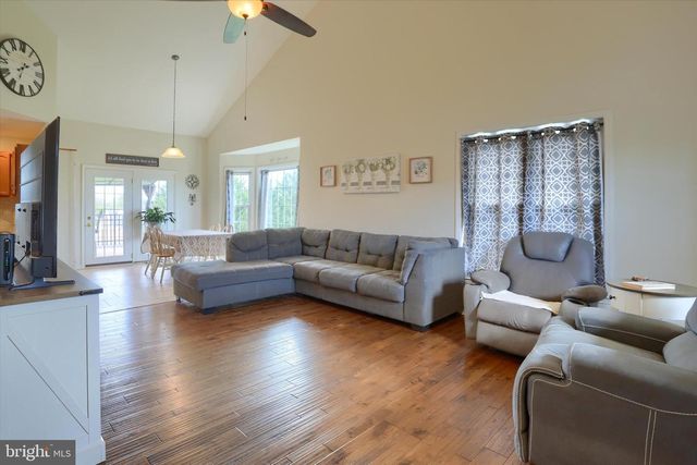 365 LYNNE DR, Mount Wolf, PA 17347