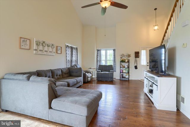 365 LYNNE DR, Mount Wolf, PA 17347