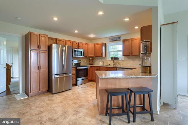 365 LYNNE DR, Mount Wolf, PA 17347