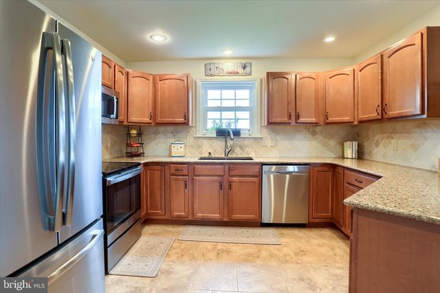 365 LYNNE DR, Mount Wolf, PA 17347