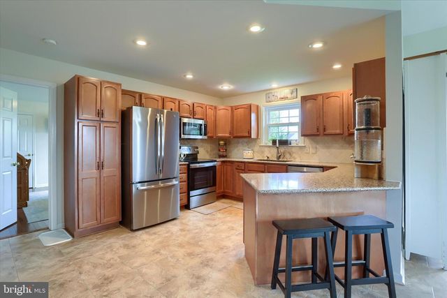 365 LYNNE DR, Mount Wolf, PA 17347