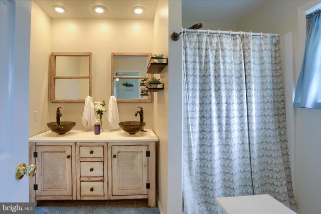 365 LYNNE DR, Mount Wolf, PA 17347