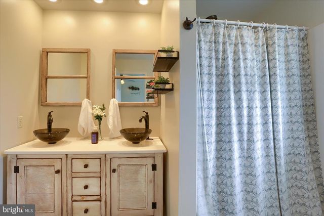 365 LYNNE DR, Mount Wolf, PA 17347