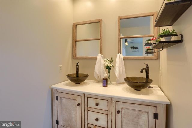 365 LYNNE DR, Mount Wolf, PA 17347