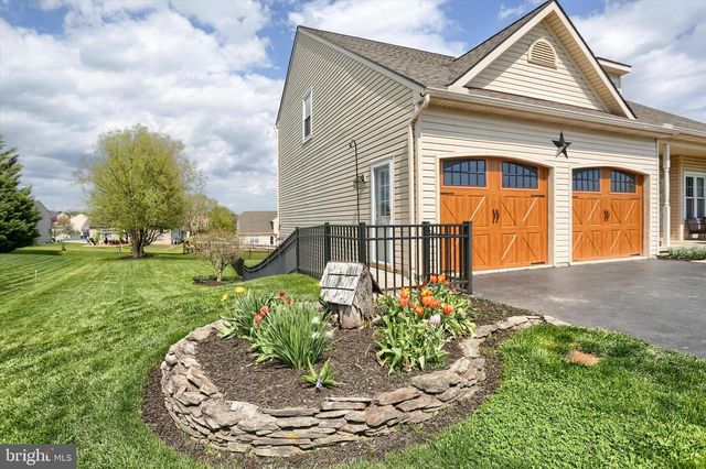 365 LYNNE DR, Mount Wolf, PA 17347