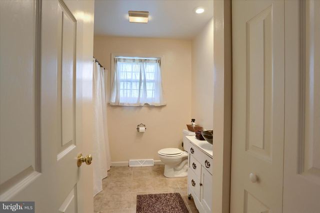 365 LYNNE DR, Mount Wolf, PA 17347