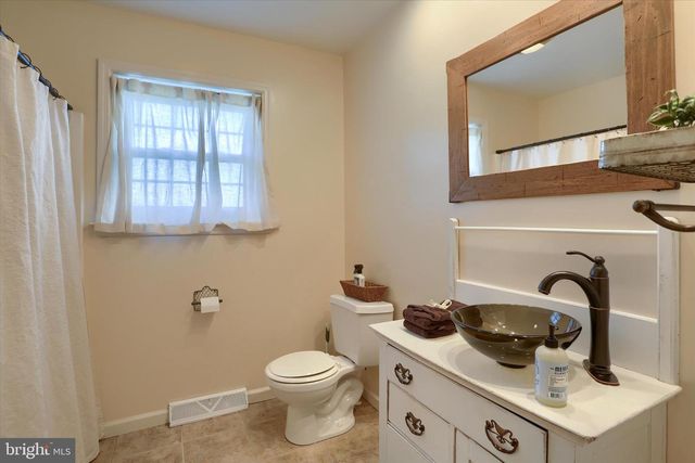 365 LYNNE DR, Mount Wolf, PA 17347
