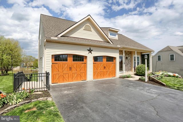 365 LYNNE DR, Mount Wolf, PA 17347