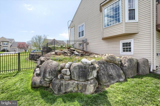 365 LYNNE DR, Mount Wolf, PA 17347