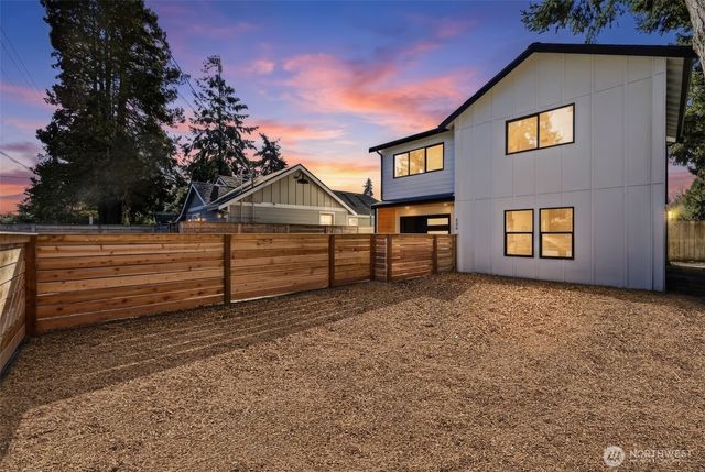 526 N 100th Street, Seattle, WA 98133