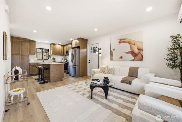 526 N 100th Street, Seattle, WA 98133