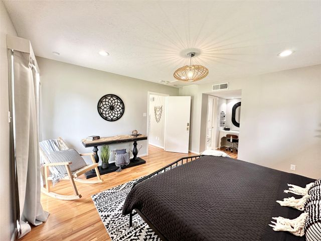 19 Champions Colony W, Houston, TX 77069