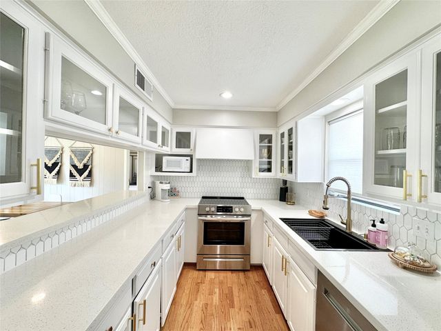 19 Champions Colony W, Houston, TX 77069