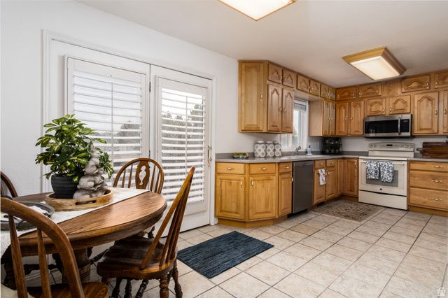 1482 E WATERS LN, Sandy, UT 84093