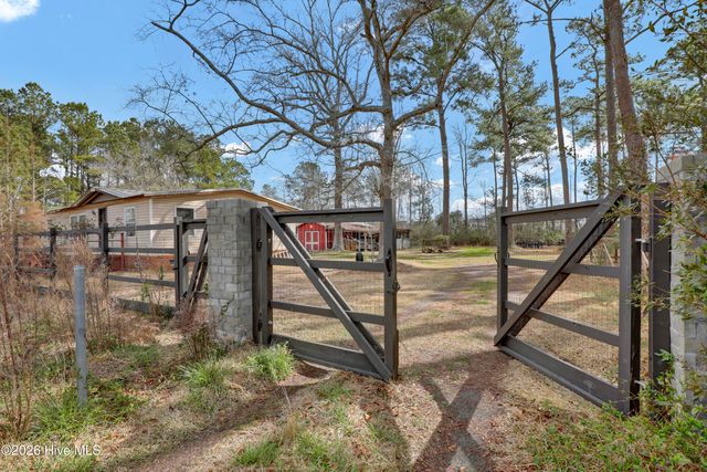 1098 Hoover Road, Hampstead, NC 28443