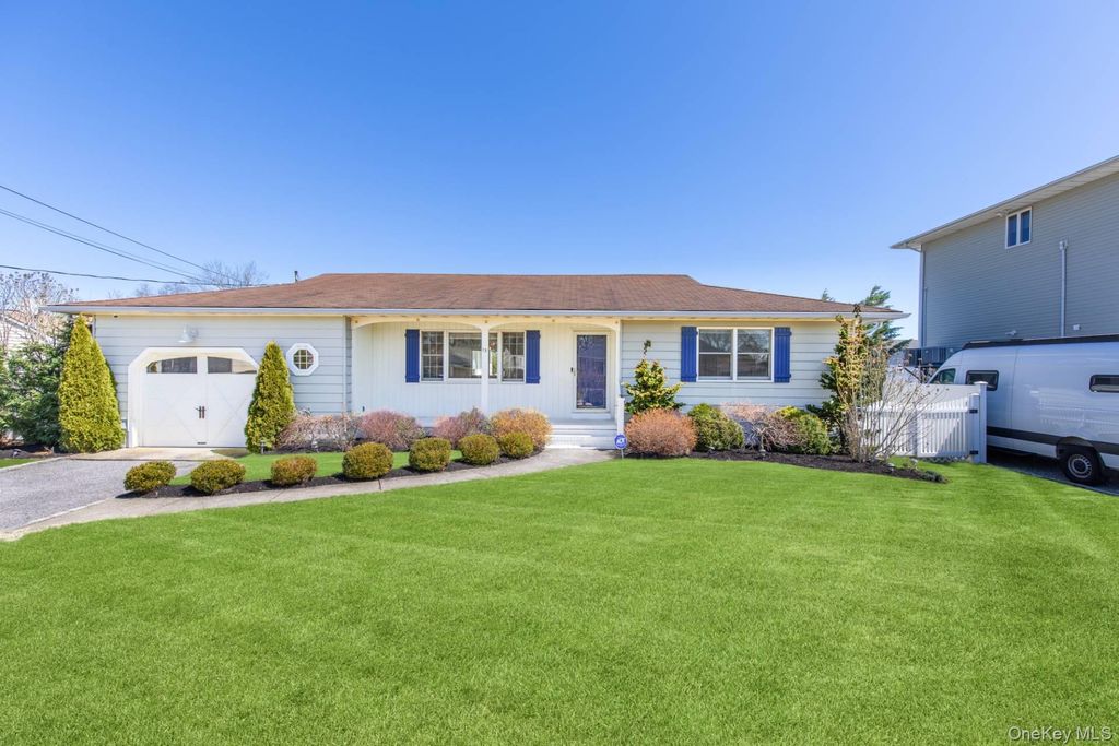 13 Marlin Road, East Quogue, NY 11942