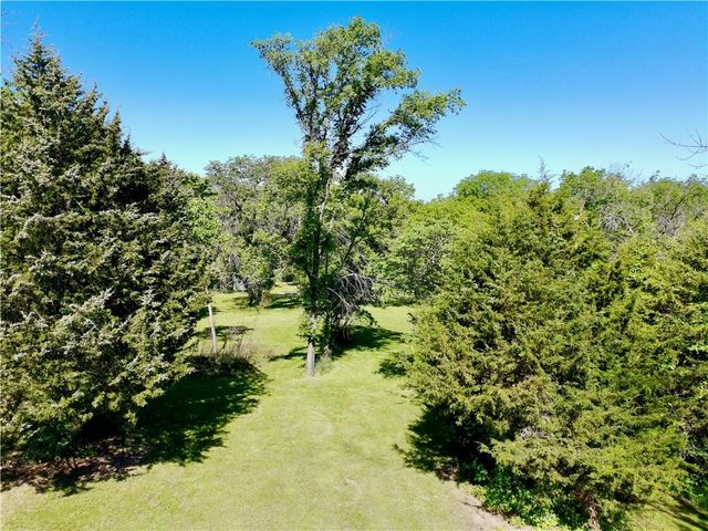 8360 Waverly Road, De Soto, KS 66018