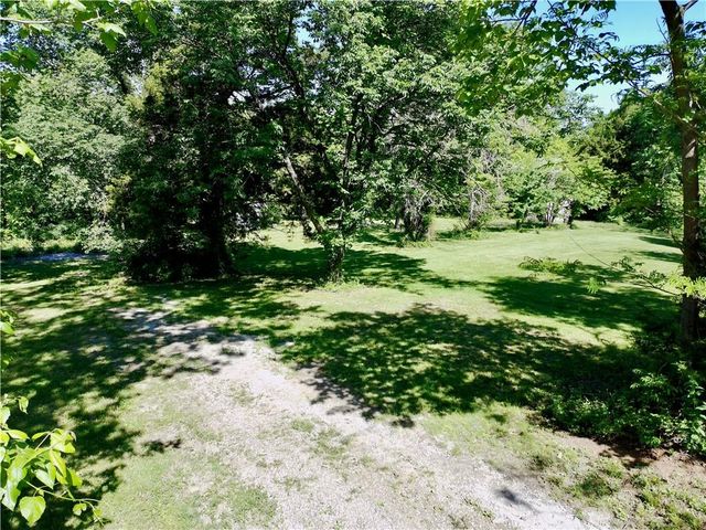 8360 Waverly Road, De Soto, KS 66018