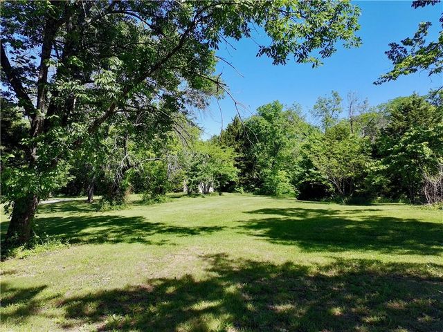 8360 Waverly Road, De Soto, KS 66018