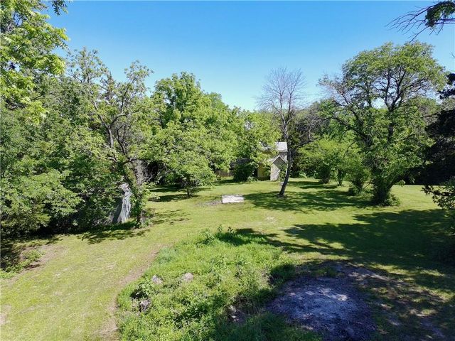 8360 Waverly Road, De Soto, KS 66018
