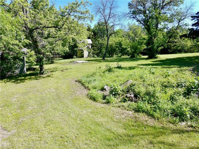 8360 Waverly Road, De Soto, KS 66018