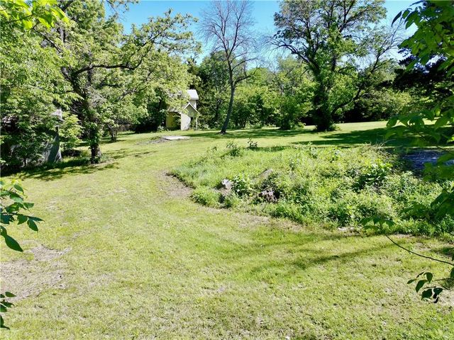 8360 Waverly Road, De Soto, KS 66018