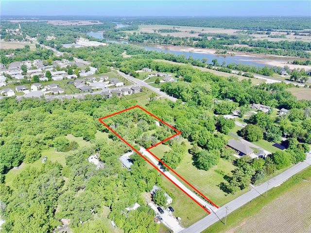 8360 Waverly Road, De Soto, KS 66018