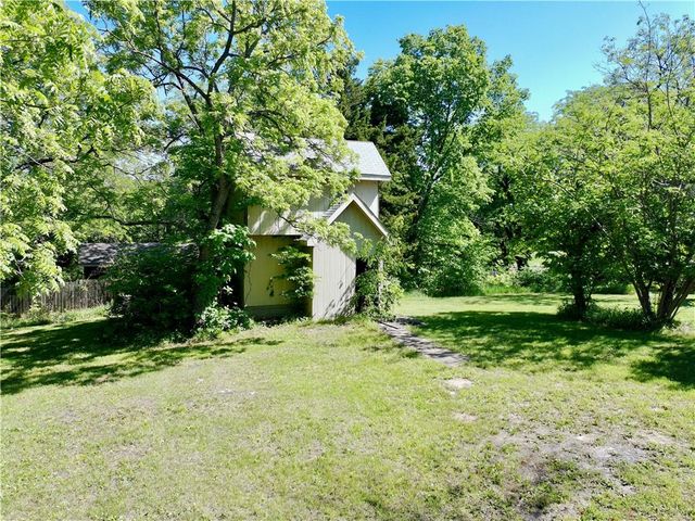 8360 Waverly Road, De Soto, KS 66018