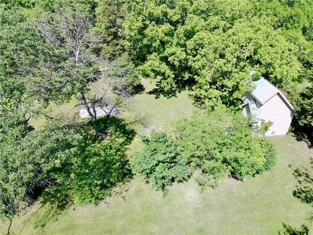 8360 Waverly Road, De Soto, KS 66018