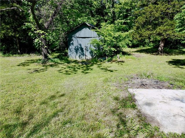 8360 Waverly Road, De Soto, KS 66018