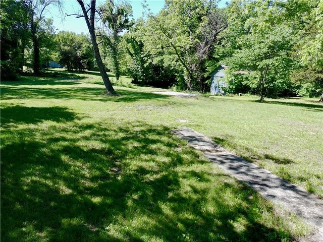8360 Waverly Road, De Soto, KS 66018