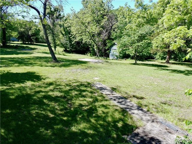 8360 Waverly Road, De Soto, KS 66018